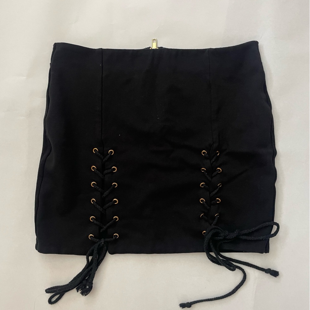 🖤🕷️ lace up mini skirt